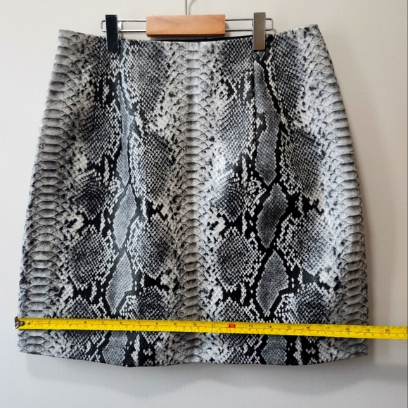 Dynamite Size M Animal Print/Snake Pattern Mini Skirt Black/White Zipper Closure - Picture 6 of 8